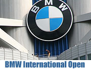 20. BMW International Open 2008: "Tee-Off" in luftiger Höhe. Martin Kaymer und Colin Montgomerie - zwei Golf-Generationen treffen sich auf dem BMW Vierzylinder  (Foto. Martin Schmitz)
